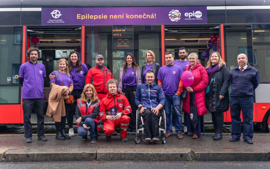 Purple Day 2025: Fialová tramvaj projela Prahou a přivezla osvětu o epilepsii