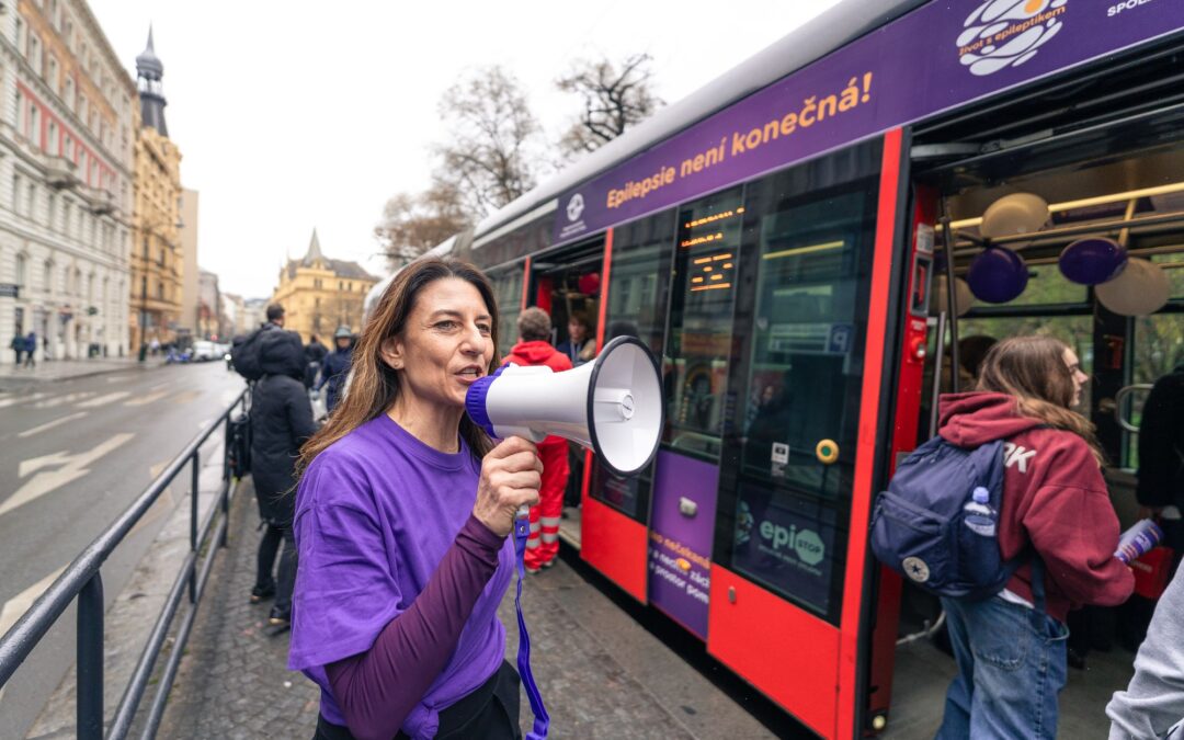 Purple Day: Fialová tramvaj znovu vyjede Prahou